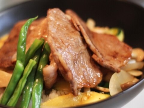 【KOZまかない】牛肉と野菜のステーキ丼